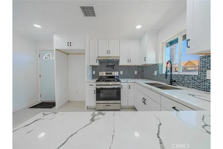 $1200 : This move-in ready home is a f image 3