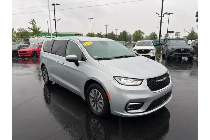 $27980 : Chrysler Pacifica Plug-In Hy image 1