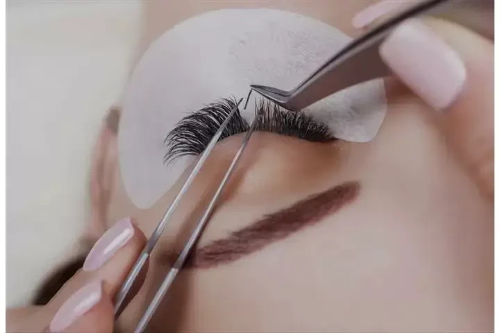 BUSCAMOS MANICURISTAS EN LA. image 3