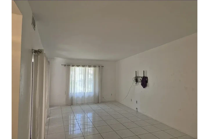 $800 : charming HOME ..Miami, FL image 2