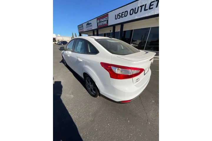 2013 Focus SE image 7