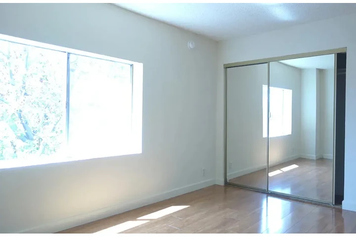 $1950 : 2 bedroom Apt in James wood image 6