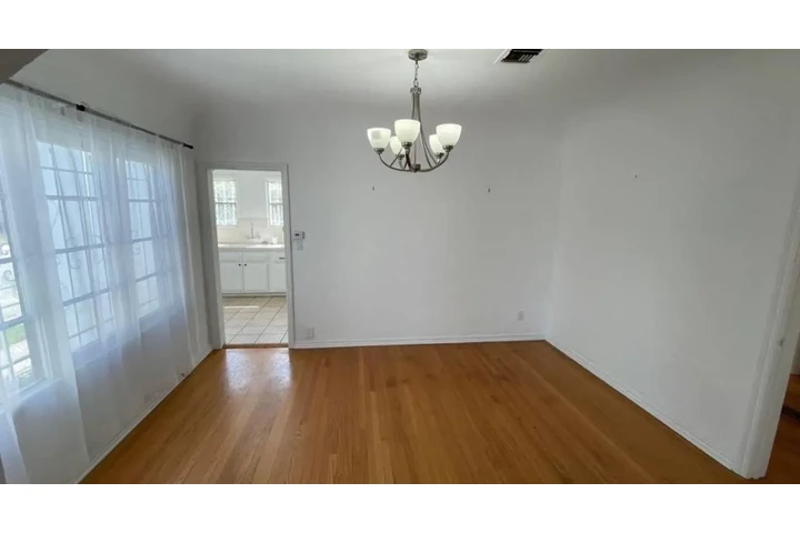 $1950 : Clean Outdoor Space image 3