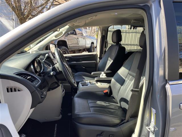 $7000 : 2015 Chrysler Town & Country T image 4