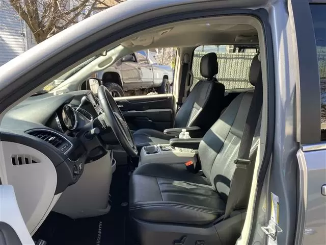 $5000 : 2015 Chrysler Town & Country T image 4