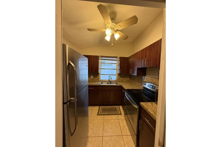 $2200 : Apartamento en Renta Hialeah image 3