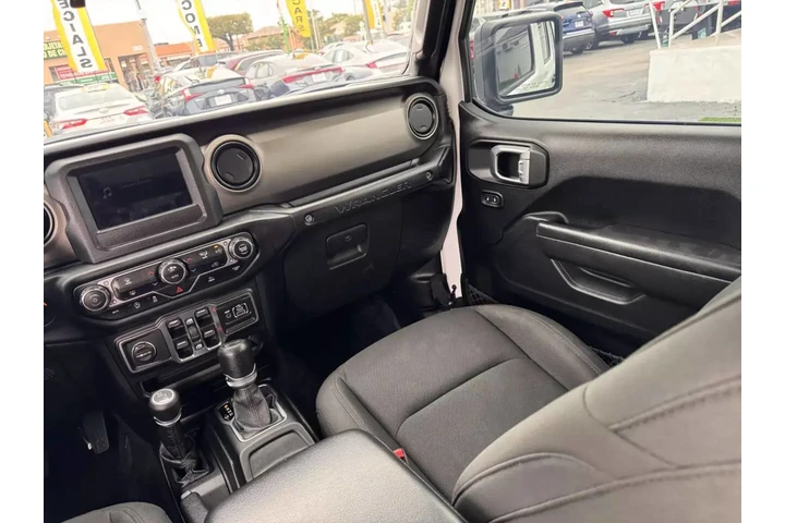 Jeep Wrangler Unlimited image 4