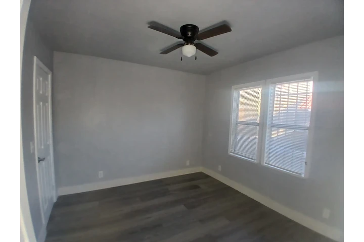 $1850 : Casita 1 rec 1 bano frente a e image 1