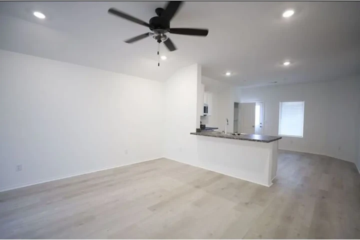 $1600 : Rent image 3