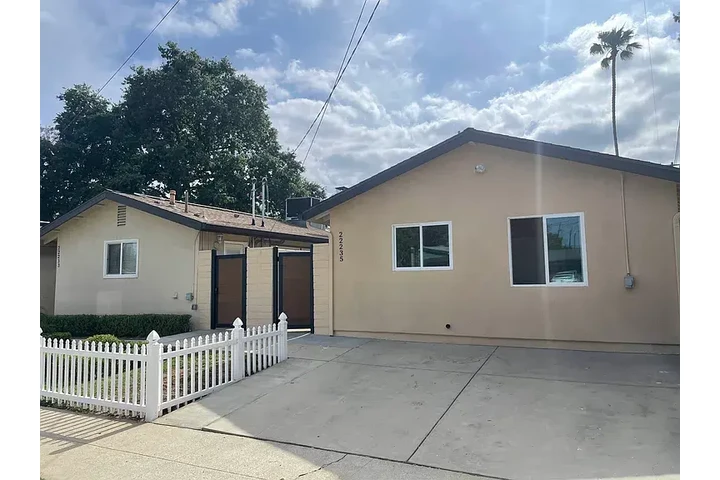 $2000 : Charming 2bed for rent in LA image 1