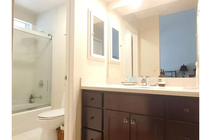 $2000 : Cute single family home image 3