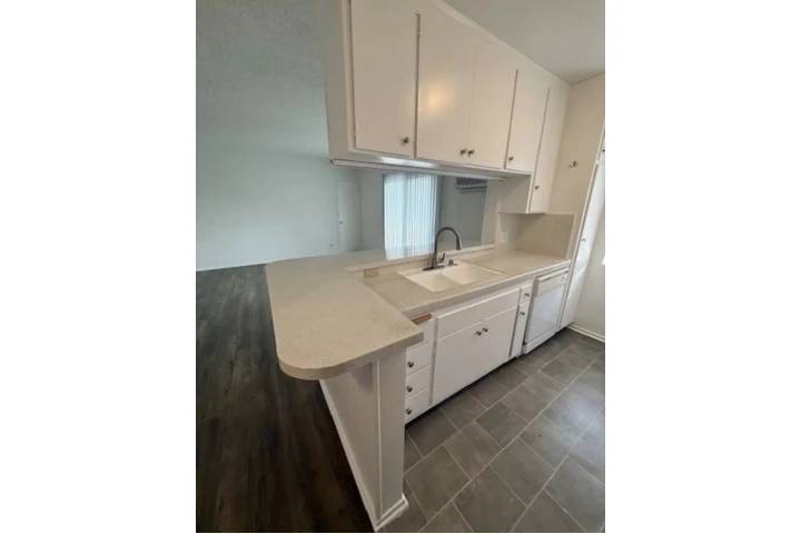 $1570 : Spacious 1 Bed Apt in Gardena image 3