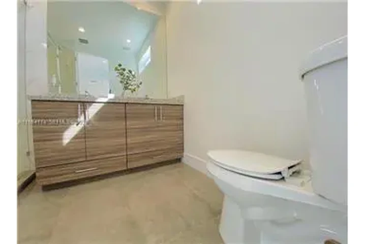 $6000 : Rental property with 3 bedro image 5