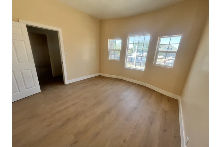 $750 : Cuarto grande remodelado nuevo image 2