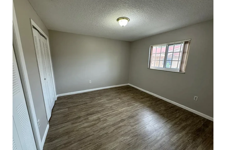 $800 : Nice Home...Miami FL image 4