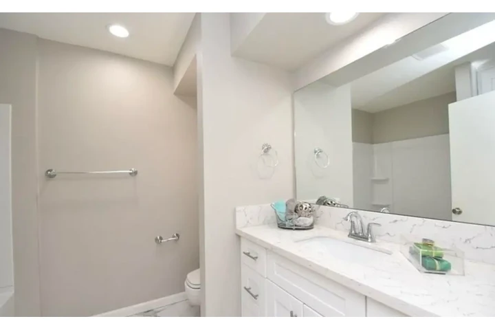 $2500 : 3Beds 2Baths N Kenmore Ave, LA image 8
