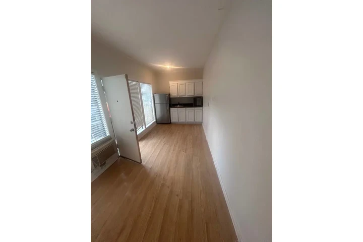 $1050 : Private 1 bedroom 1 bathroom image 7