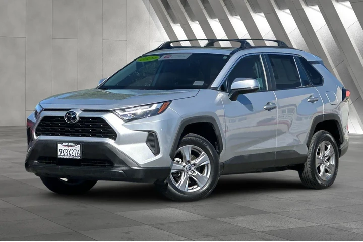 $31900 : Toyota RAV4 2024 AWD XLE 4dr image 2