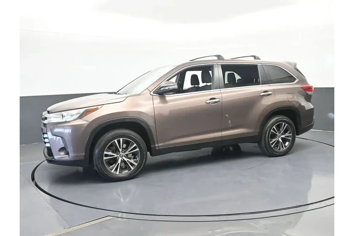 $17891 : Toyota Highlander 2019 LE 4d image 2