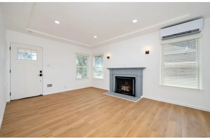 $1945 : 2 BEDROOM HOME IN LOS ANGELES image 3