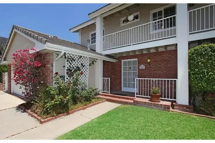 $2475 : Light and airy 4 Bedrooms + 4b image 1