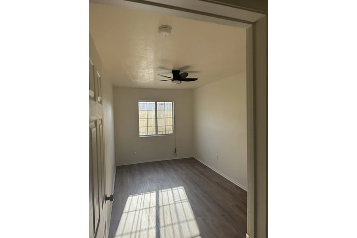 $1200 : Se renta cuarto image 2