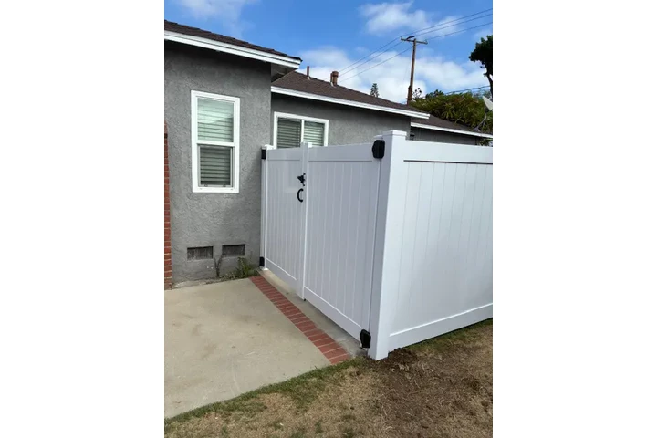 Vinyl Fences y Gates image 5