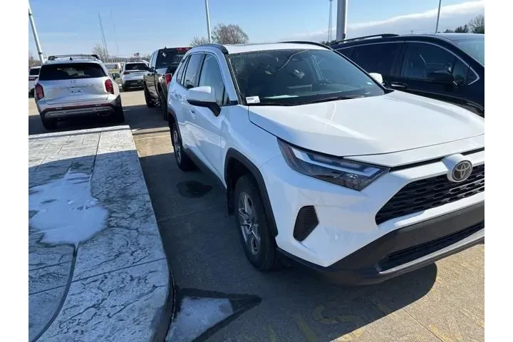 $27926 : Toyota RAV4 2024 XLE 4dr SUV image 3