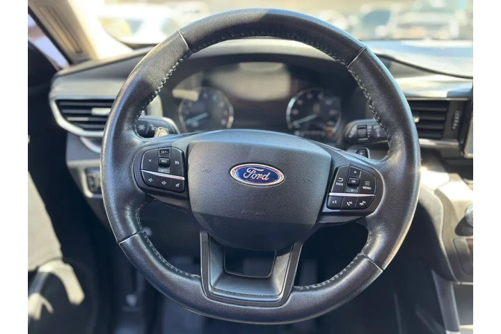 2020 Explorer XLT image 10