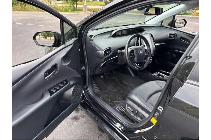 $15997 : 2019 Prius Limited image 2