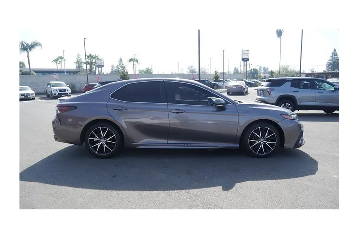 $24984 : 2022 Camry SE Sedan 4D image 5
