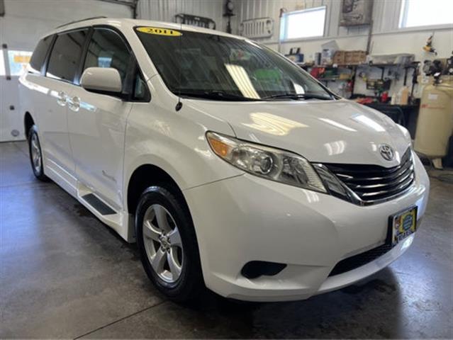 $18900 : 2011 Sienna LE AAS image 3