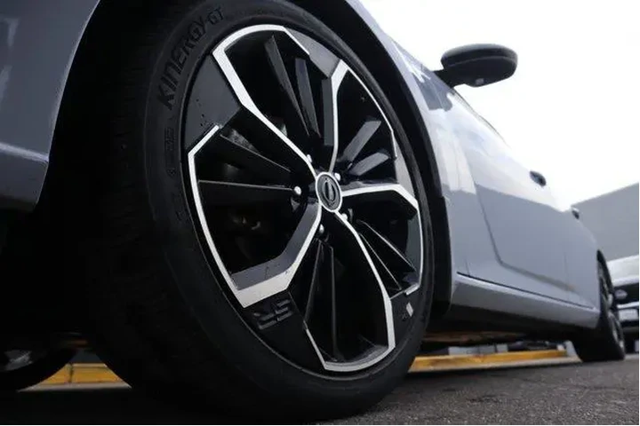 $28409 : Nissan Altima 2023 2.5 SR 4d image 9