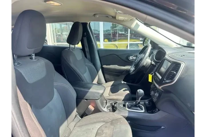 Jeep Cherokee 2017 4x4 Latit image 10