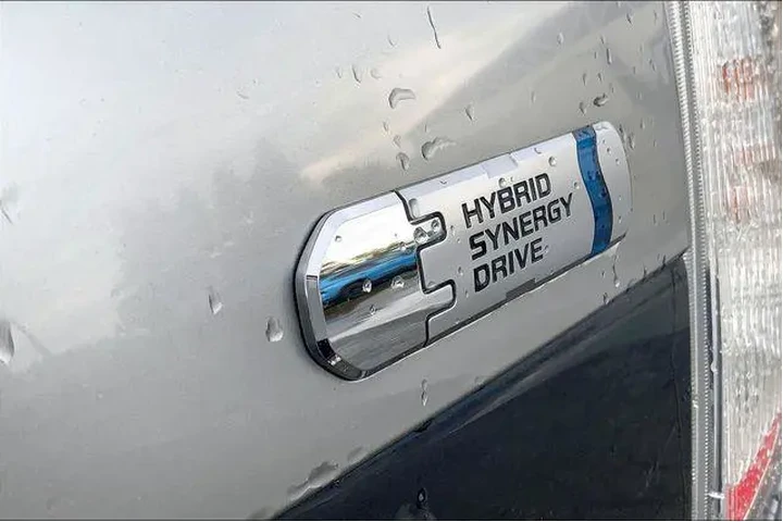 $12985 : Toyota Prius Plug-in Hybrid image 8