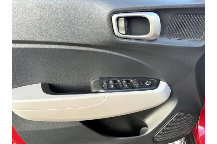 $17999 : Hyundai VENUE 2023 SEL 4dr C image 8