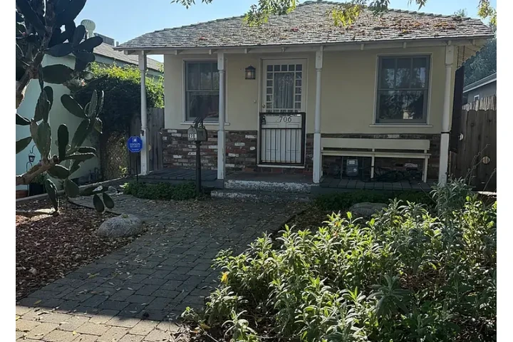 $1050 : Casa De renta🏠Burbank, CA image 1