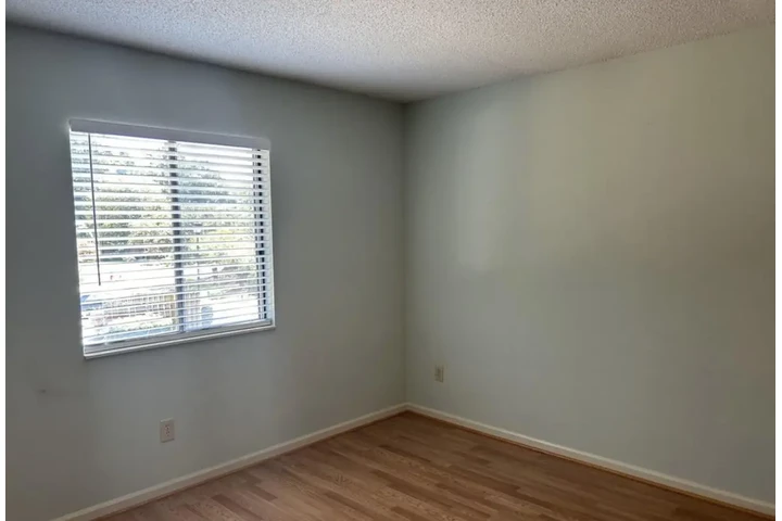 $1350 : Rent image 1
