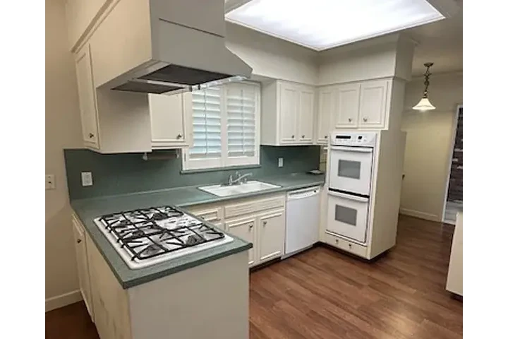 $1000 : move-in ready with gym and ful image 4