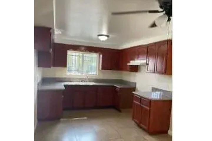 $2775 : APTO. ESTILO CASITA EN.L.A. image 6