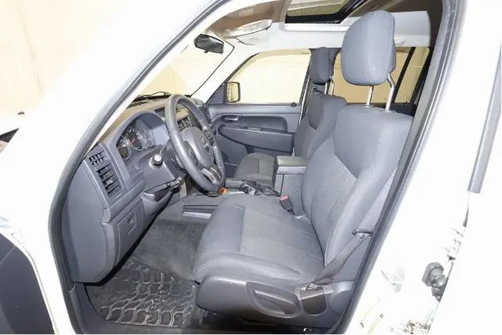 $10000 : Jeep Liberty 2012 4x4 Sport image 9