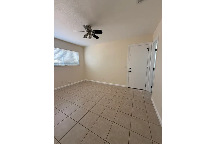 $1200 : Riverside Rental 🏠 image 4