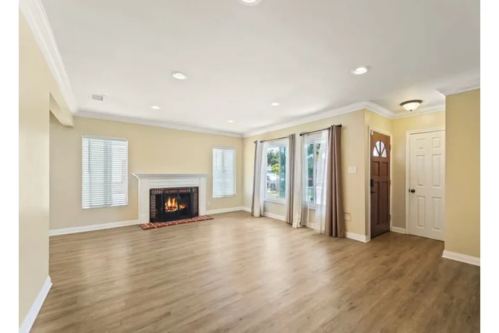 $2400 : 3Bed House in Slauson Ave, LA image 2