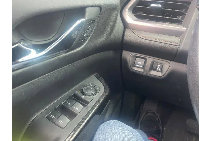 $25485 : GMC Acadia 2021 4x4 AT4 4dr image 6