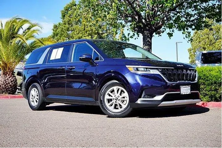 $27832 : Kia Carnival 2024 LX 4dr Min image 2