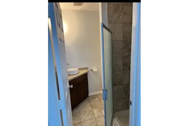 $4295 : RENTO CASA- Cerca de Vermont image 7