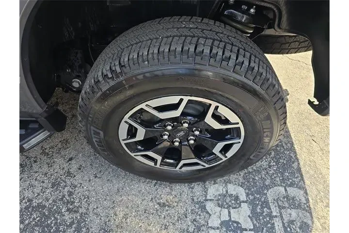 $39990 : Ford F-150 Lightning 2023 AW image 6