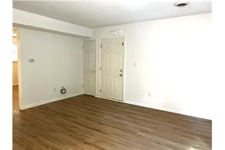 $600 : Rental property with 2 bedro image 3