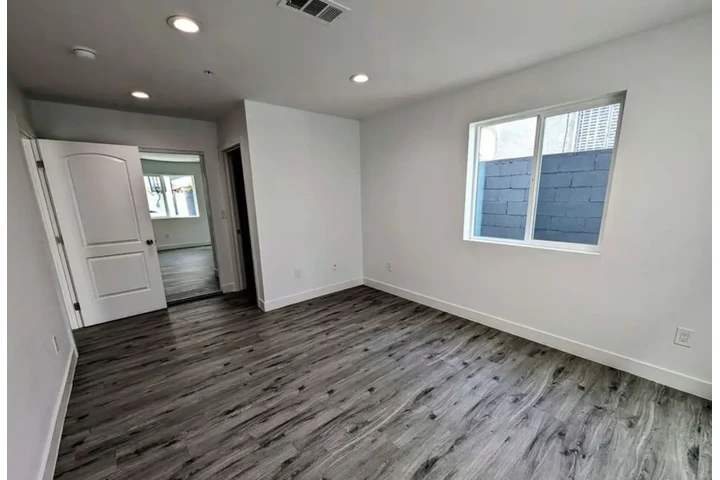 $1950 : 2 bedroom apartment in LA image 3