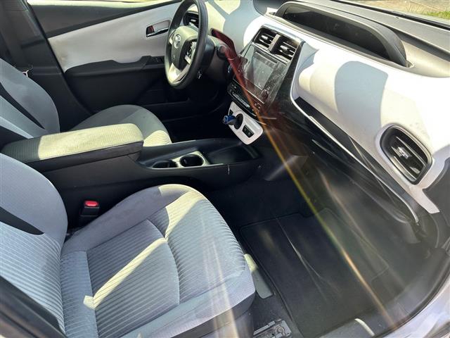 $9000 : 2018 Toyota Prius One image 5